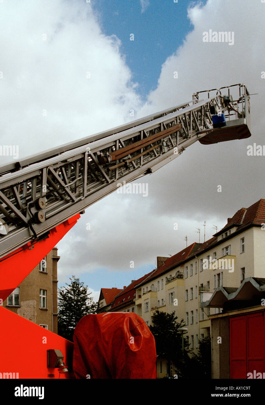 Feuer LKW-Leiter in den Himmel erweitert Stockfoto