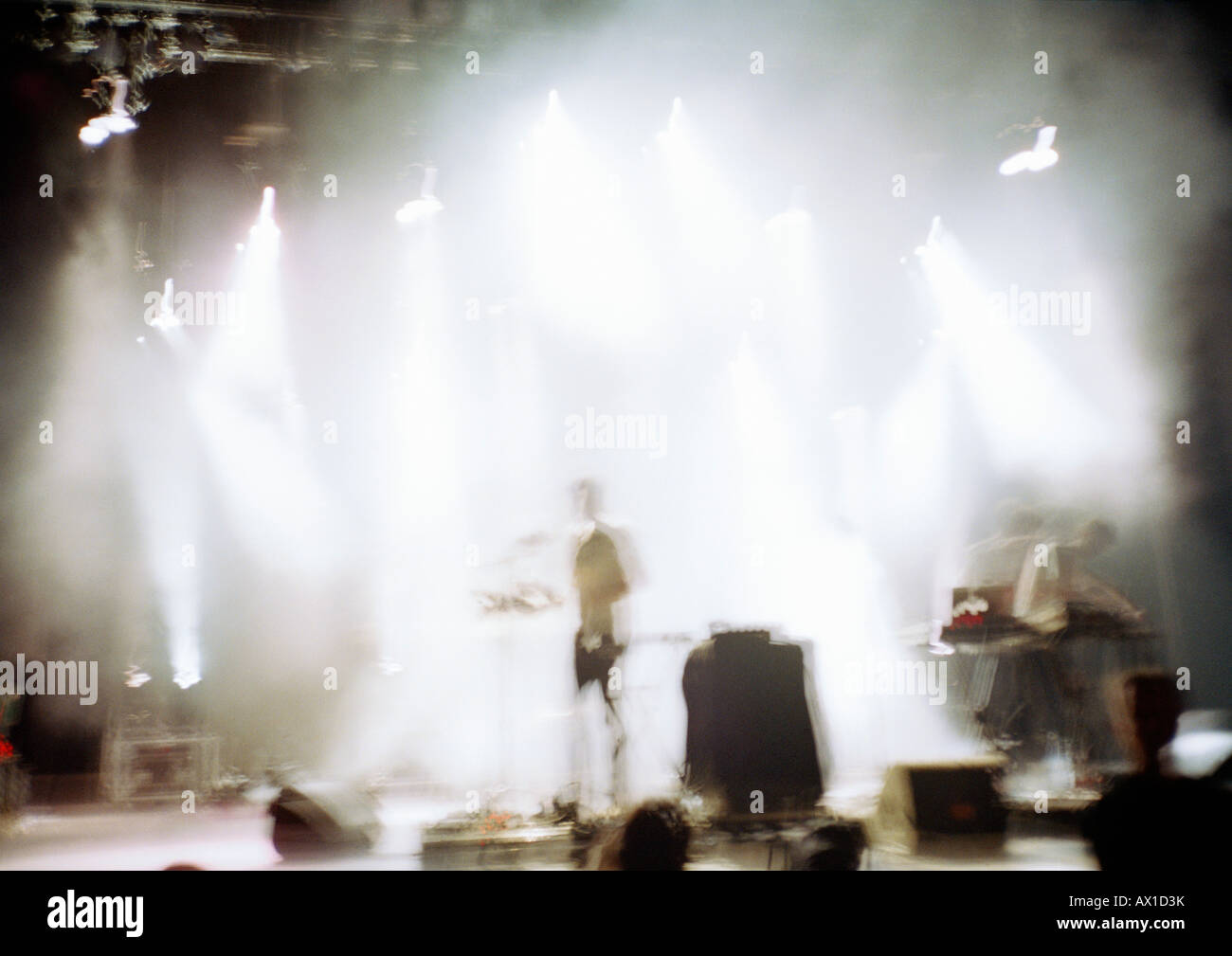 Ein hell erleuchteter Bühne bei einem Konzert Stockfoto