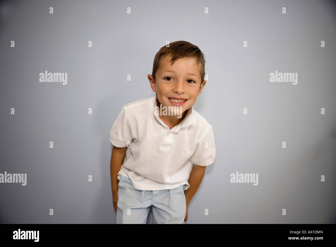 Junge in die Kamera Lächeln Stockfoto