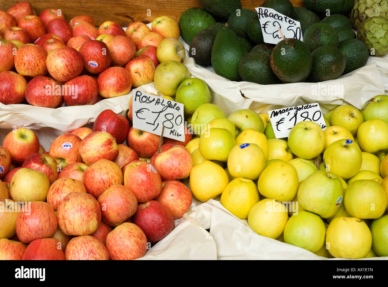 Obstverkäufer in einer Markthalle in Funchal, Madeira, Portugal, Europa Stockfoto