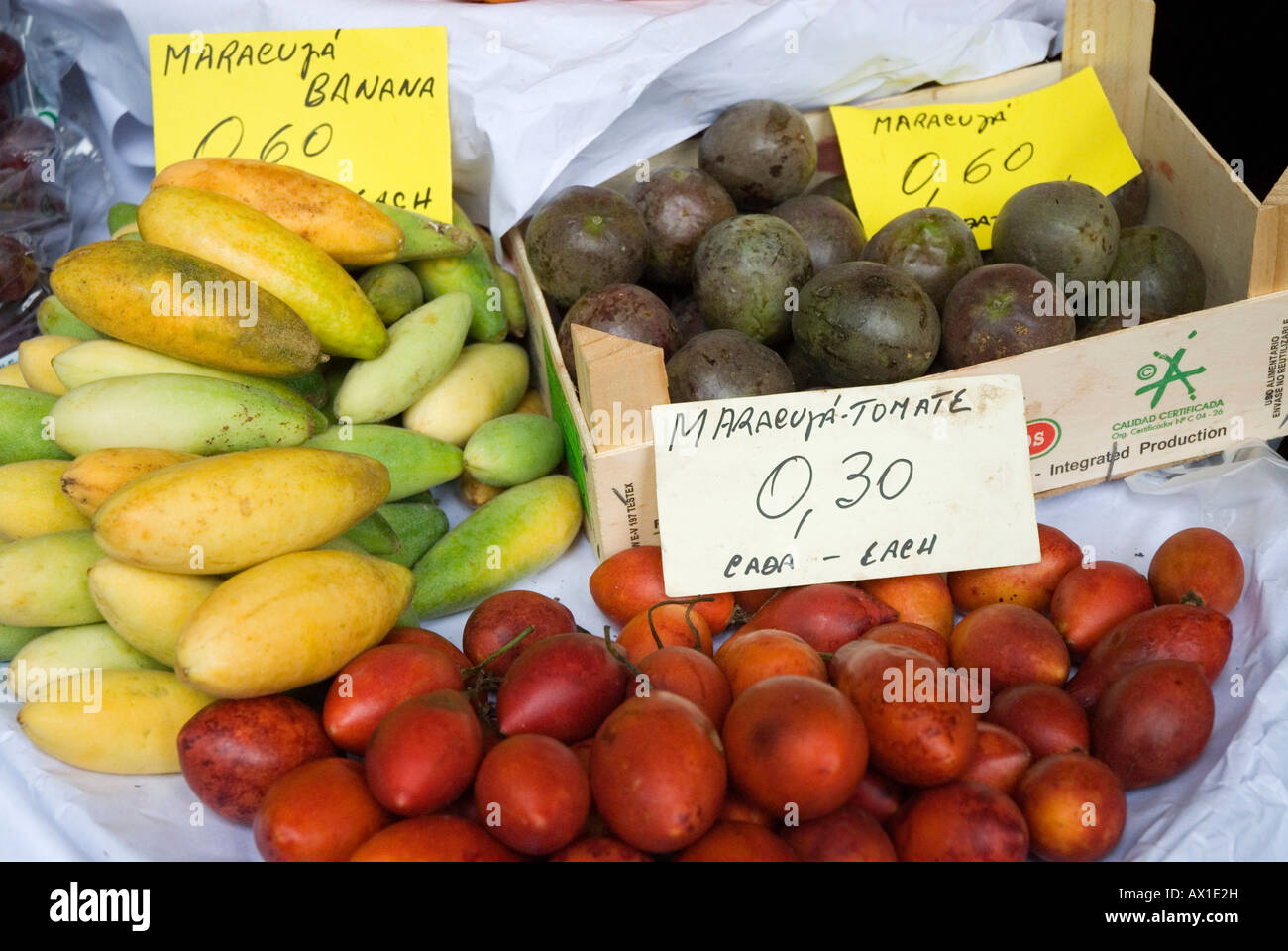 Obstverkäufer in einer Markthalle in Funchal, Madeira, Portugal, Europa Stockfoto