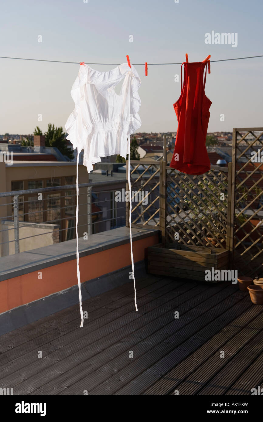 Wäsche auf einer Wäscheleine auf der Dachterrasse hängen Stockfoto