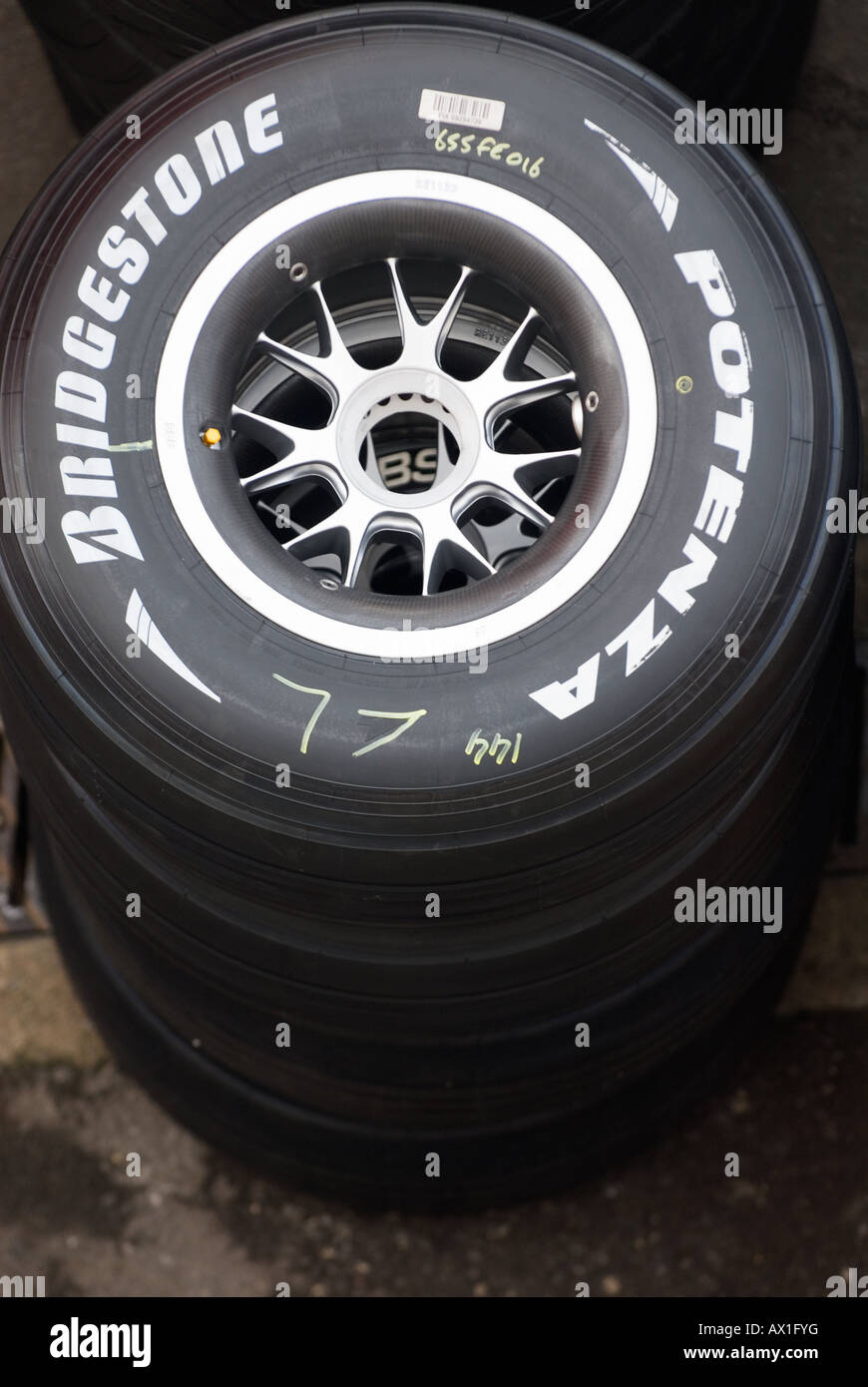 Stapel von Bridgestone Formel1 Reifen Stockfoto