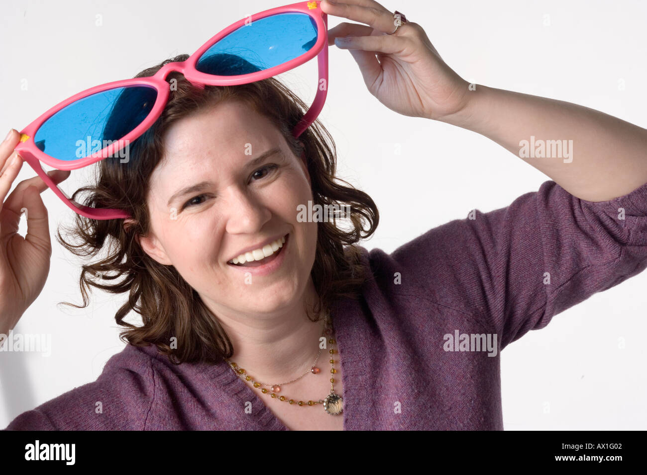 Porträt Frau kaukasischen Riesen Sonnenbrille Stockfotografie - Alamy