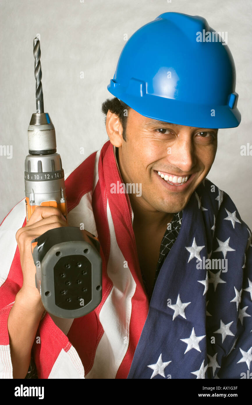 Porträt von Latino Mann mit harten Hut Stockfoto