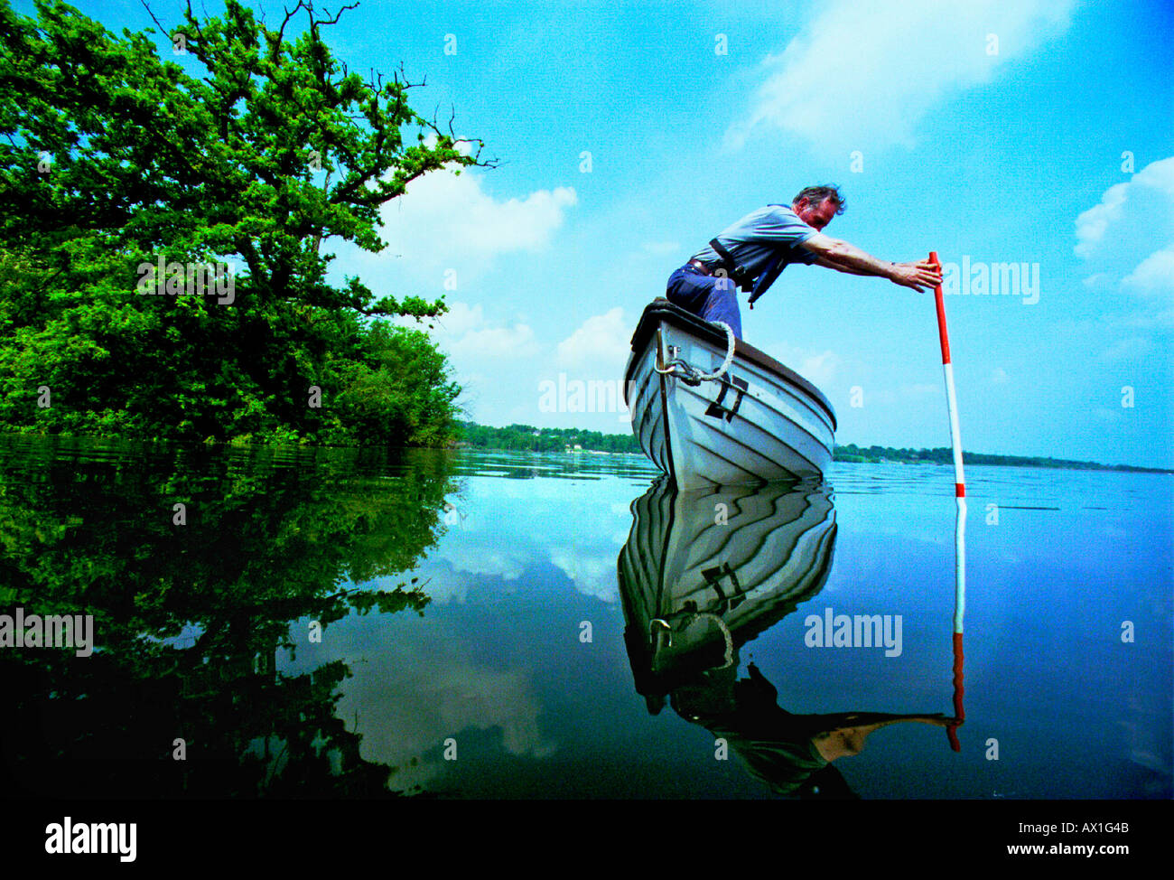 Mann in kleinen Boot Messung der Wasserstände in Krempe voll Reservoir bei Bewl Wasser in Kent. Er ist ein Southern Water Company-Mitarbeiter Stockfoto