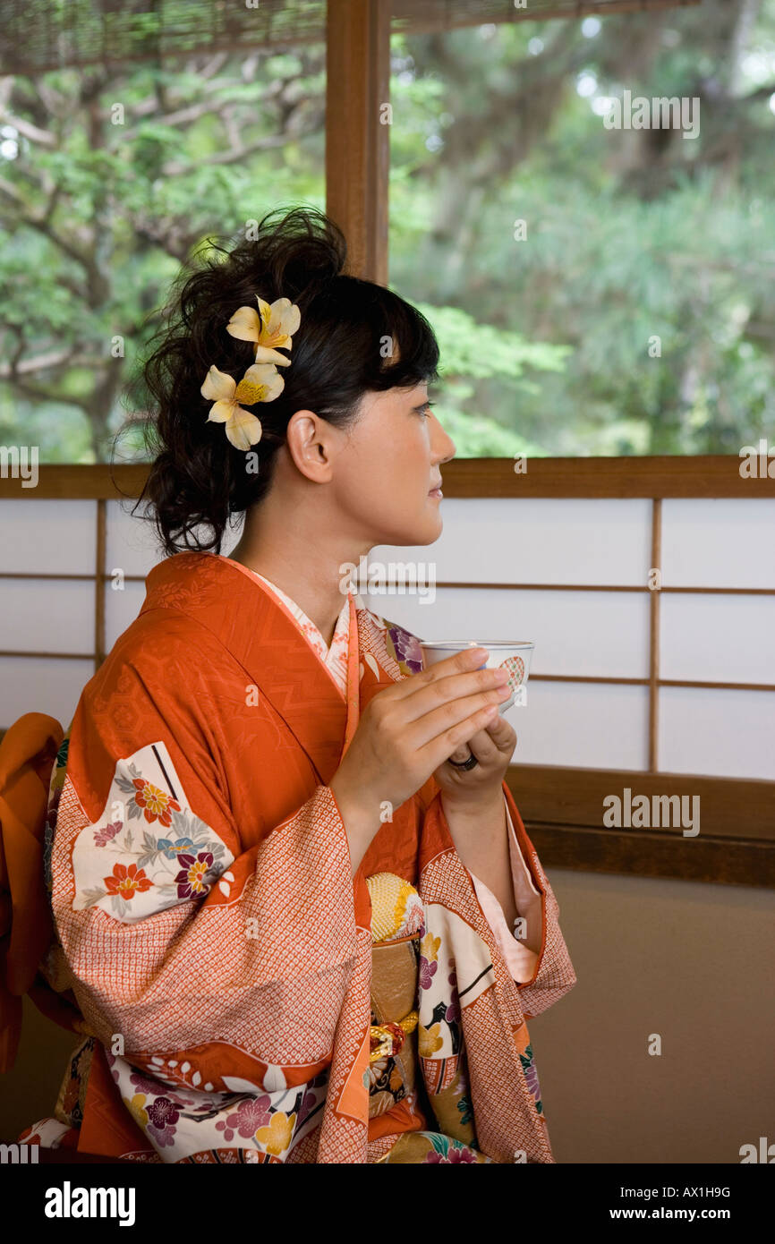 Eine Frau trägt einen Kimono und Tee trinken Stockfoto