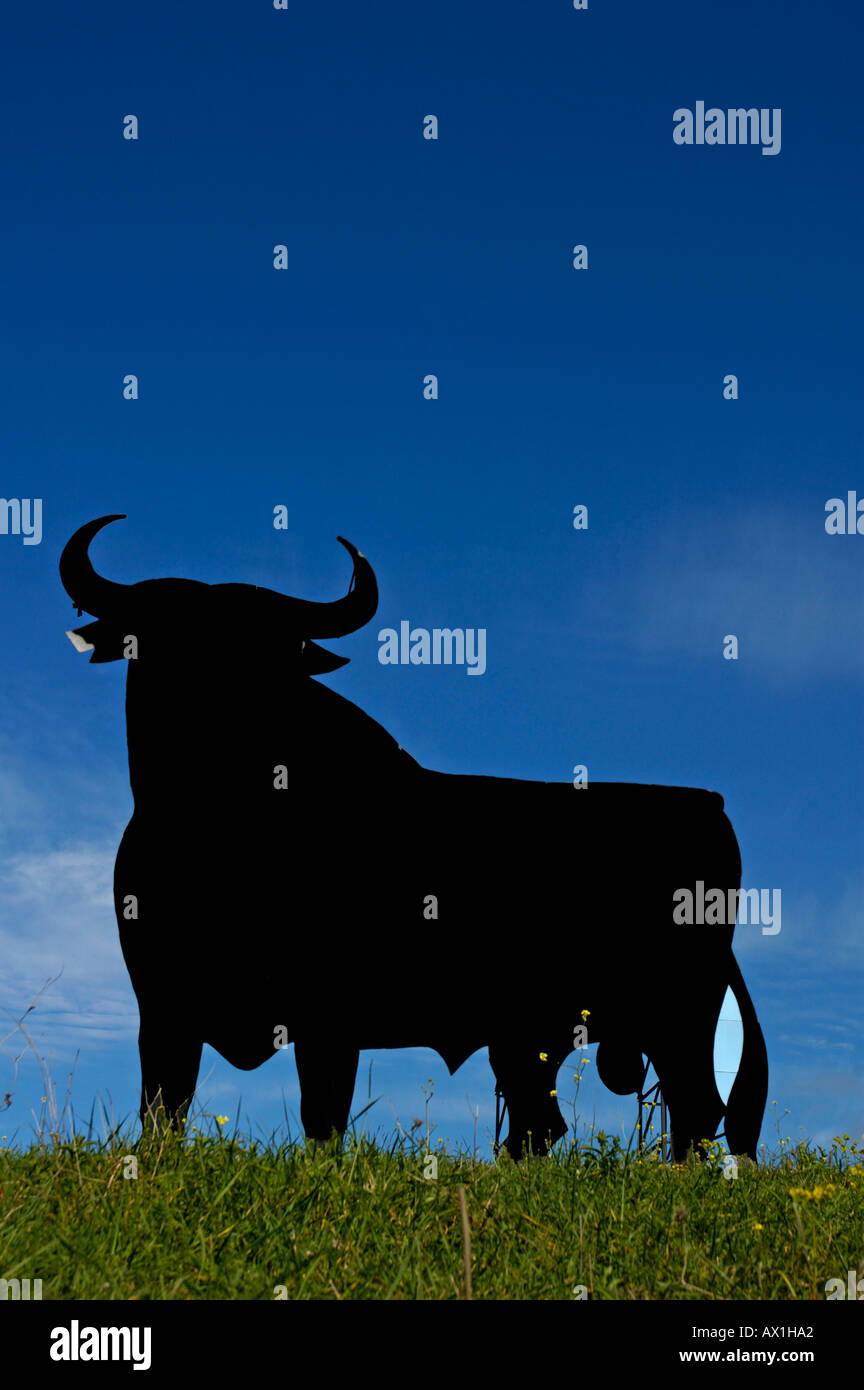 Osborne-Stier, dem inoffiziellen Nationalsymbol Spaniens, dominieren die Landschaft, Spanien. Stockfoto