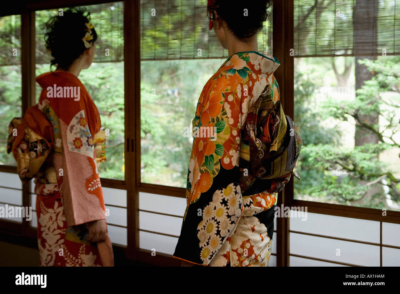 Zwei Frauen tragen kimonos Stockfoto