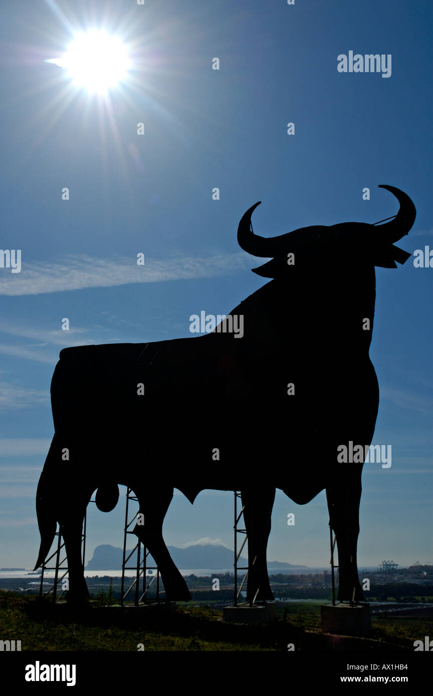 Osborne-Stier, dem inoffiziellen Nationalsymbol Spaniens, dominieren die Landschaft, Spanien. Stockfoto
