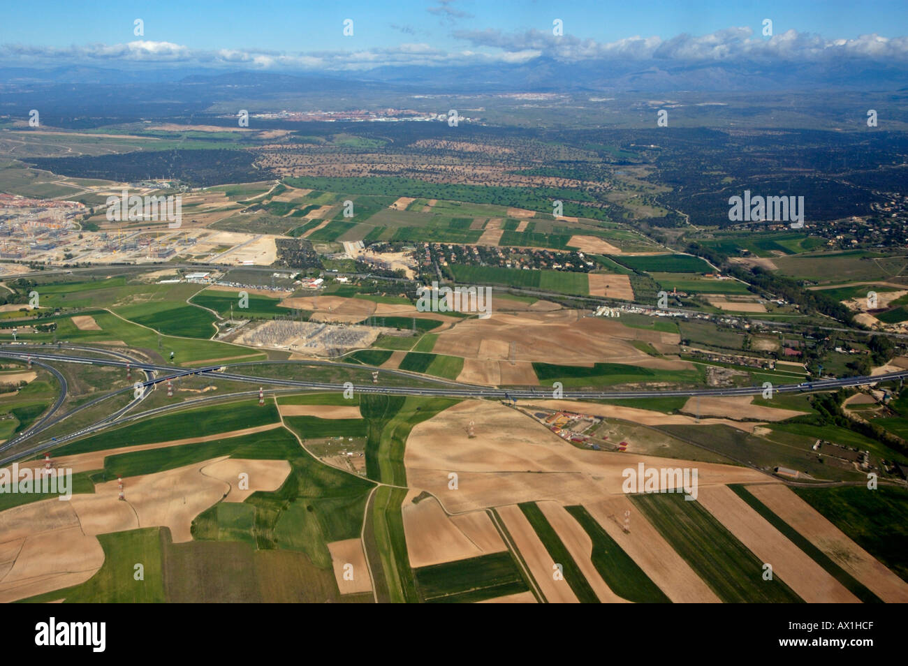 Die große spanische Landschaft gesehen von einem Flugzeug über Sevilla, Andalusien, Spanien. Stockfoto