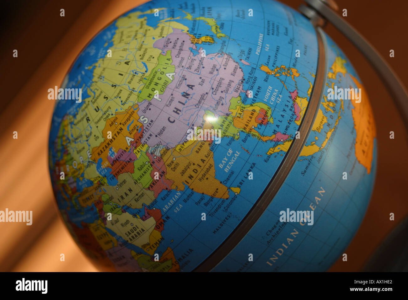 Globus auf Desktop zeigt Asien Stockfoto