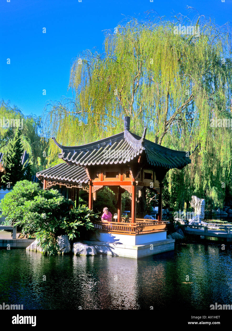 Touristische im Chinesischen Garten der Freundschaft in Sydney Australien ruhen Stockfoto