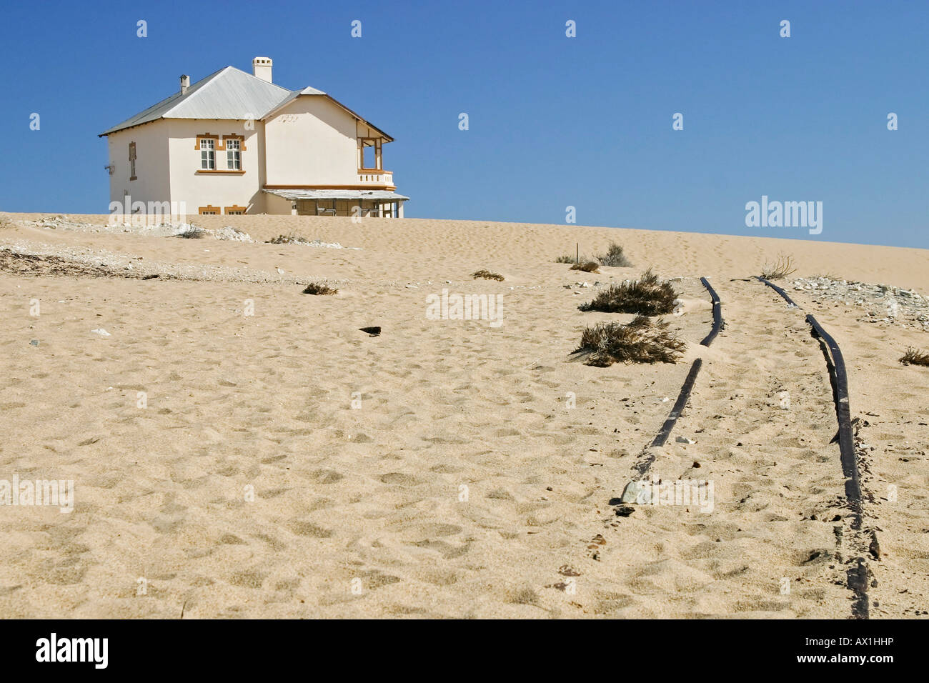 Haus in der ehemaligen Diamondtown (Geisterstadt) Kolmanskop in der Namib-Wüste, Lüderitz, Namibia, Afrika Stockfoto