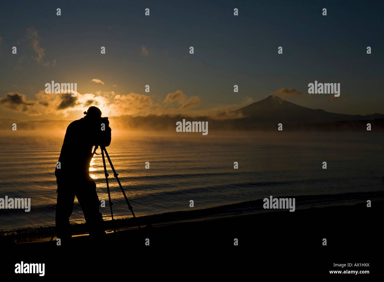 Fotograf fotografiert von Vulcano Villarrica bei Sonnenaufgang, See Lago Villarrica, Chile, Südamerika Stockfoto