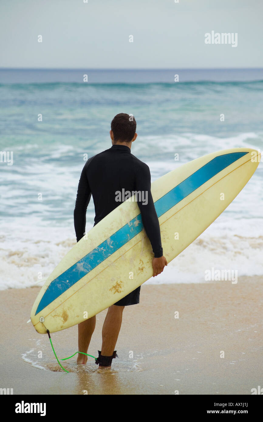 Ein Surfer mit seinem Surfbrett Stockfoto