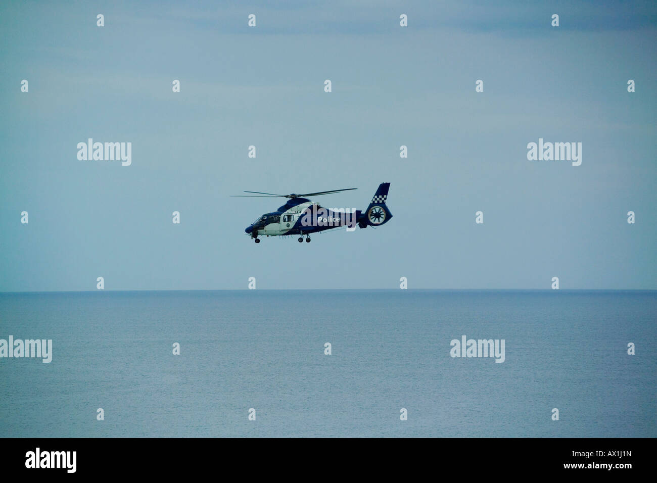 Ein Polizei-Hubschrauber fliegen über das Meer Stockfoto
