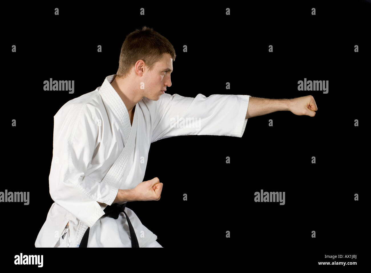 Ein junger Mann üben karate Stockfoto