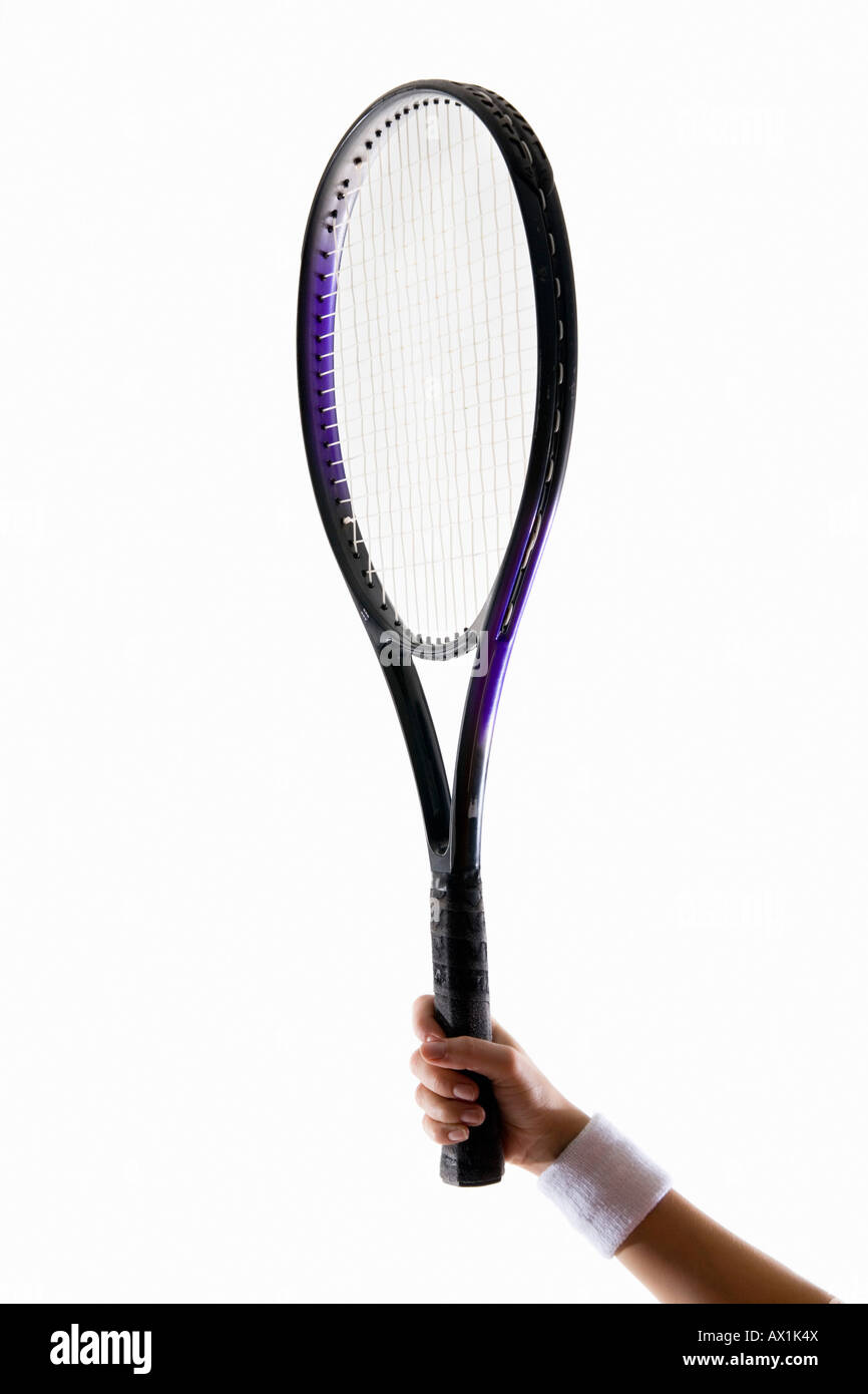 Ein menschlicher Arm hält einen Tennisschläger Stockfoto