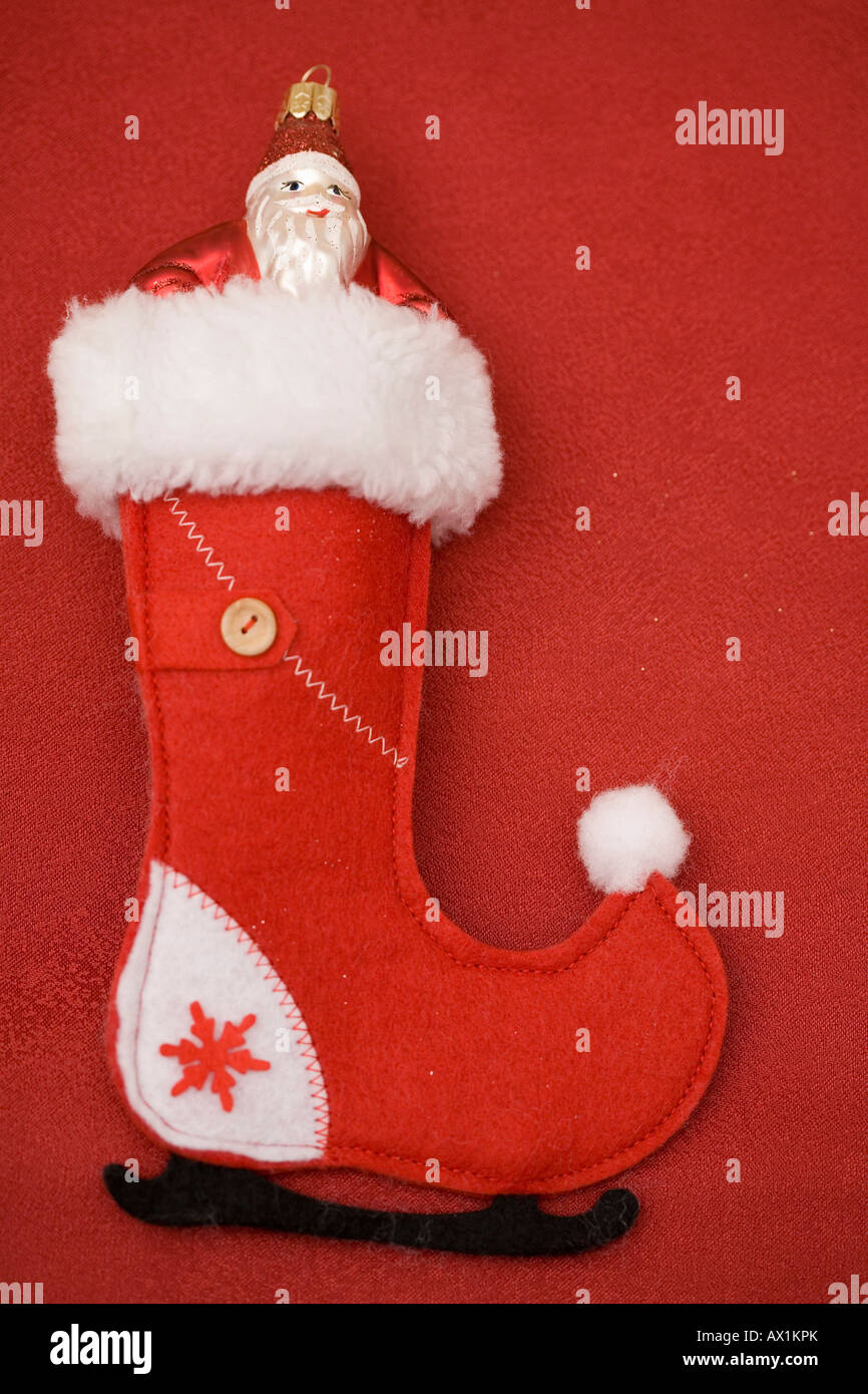 Santa Claus ragen aus der Spitze der einen Strumpf Stockfoto