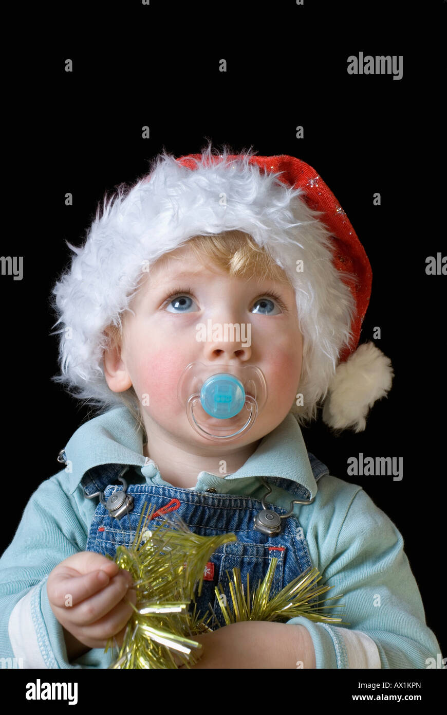 Ein Junge trägt eine Weihnachtsmütze Stockfoto