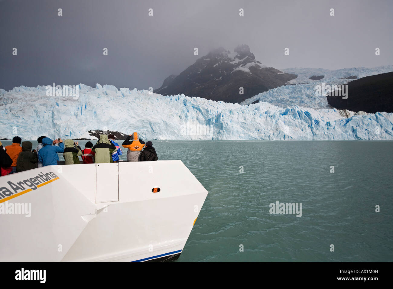 Touristen auf einem Katamaran am Spegazzini Gletscher am See Lago Argentino, Nationalpark Los Glaciares, (Parque Nacional Los Gla Stockfoto