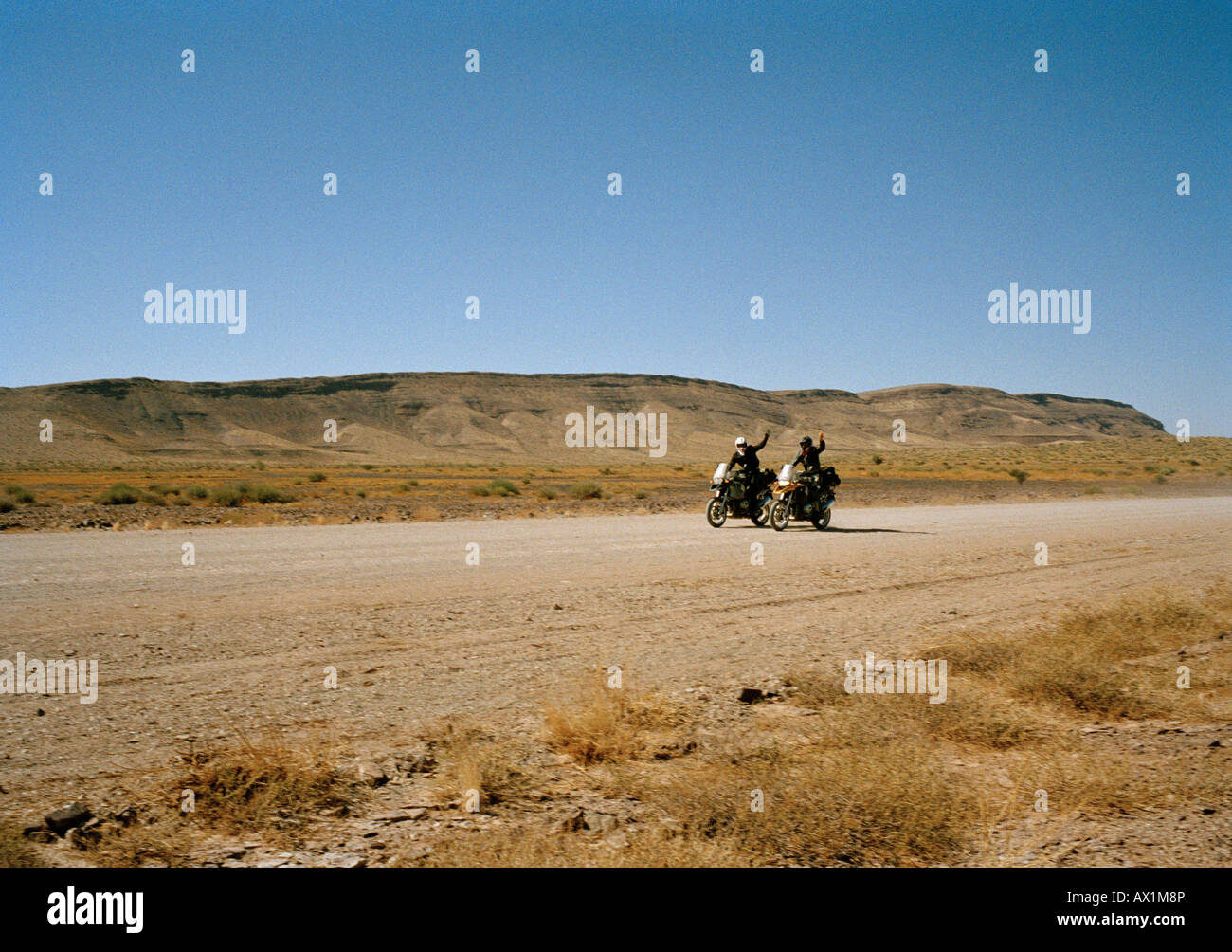 Zwei Motorradfahrer winken Stockfoto