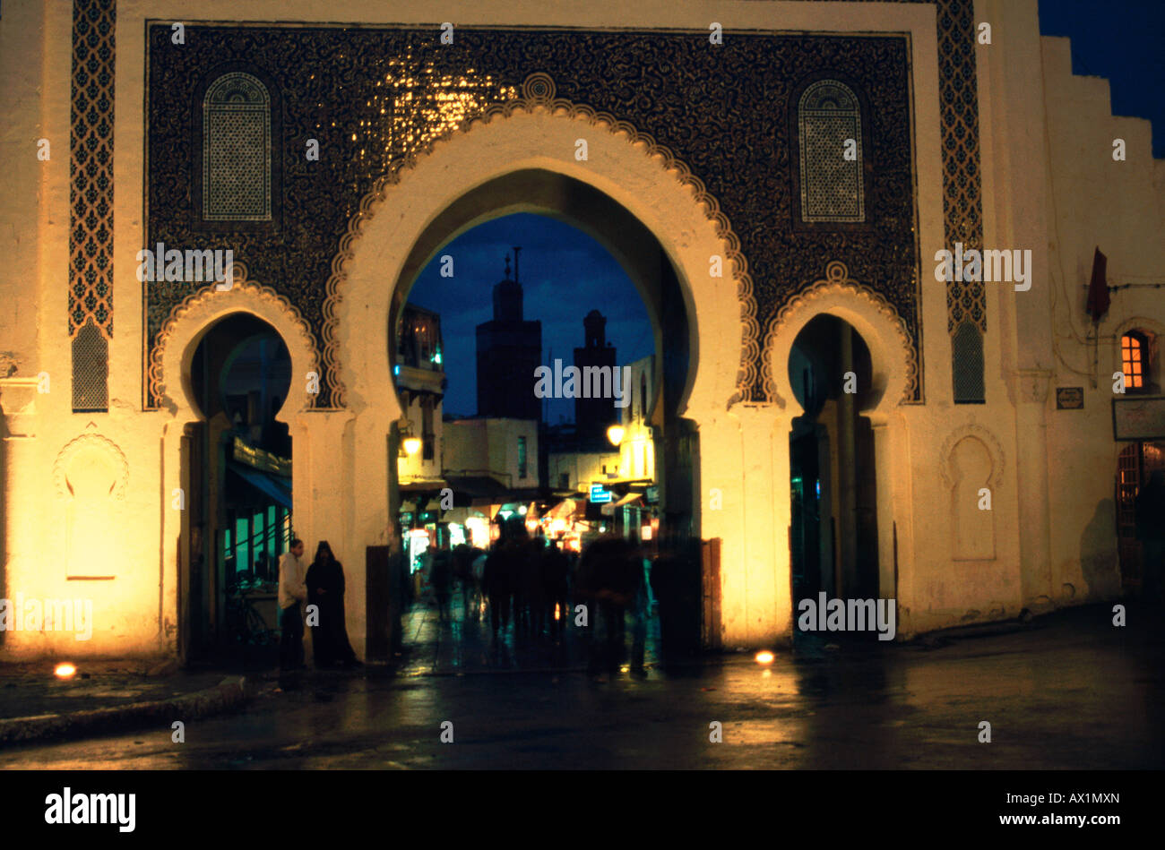 Bab Boujeloud; das Haupttor der Medina Fes el Bali, Fes, Marokko, Einbruch der Dunkelheit zu Minaretten betrachten Stockfoto