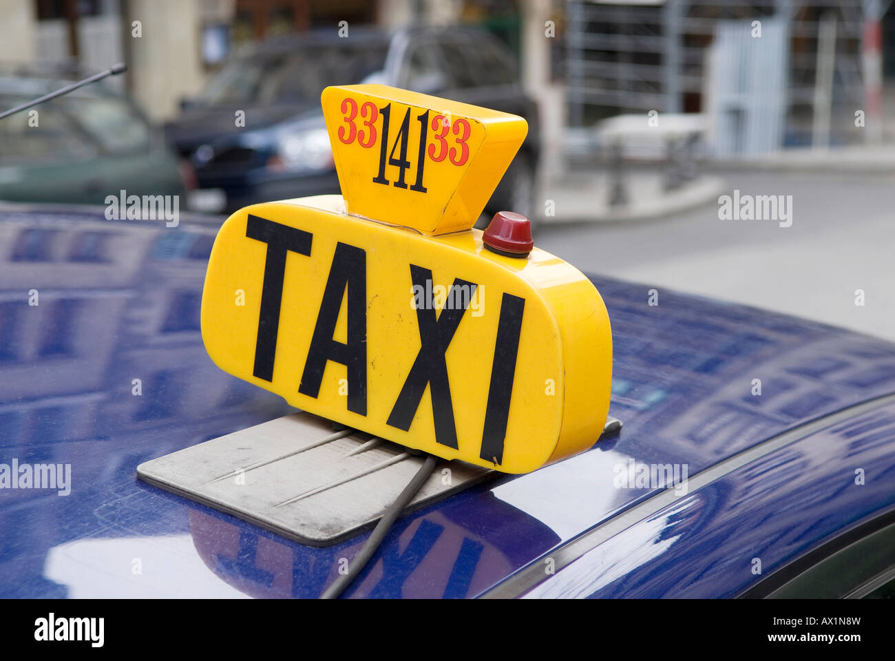 Roof top taxi sign cab -Fotos und -Bildmaterial in hoher Auflösung – Alamy