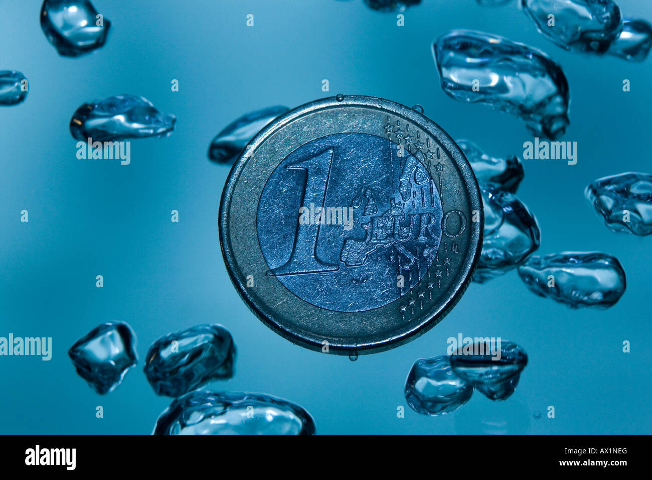 Ein-Euro-Münze unter Wasser Stockfoto