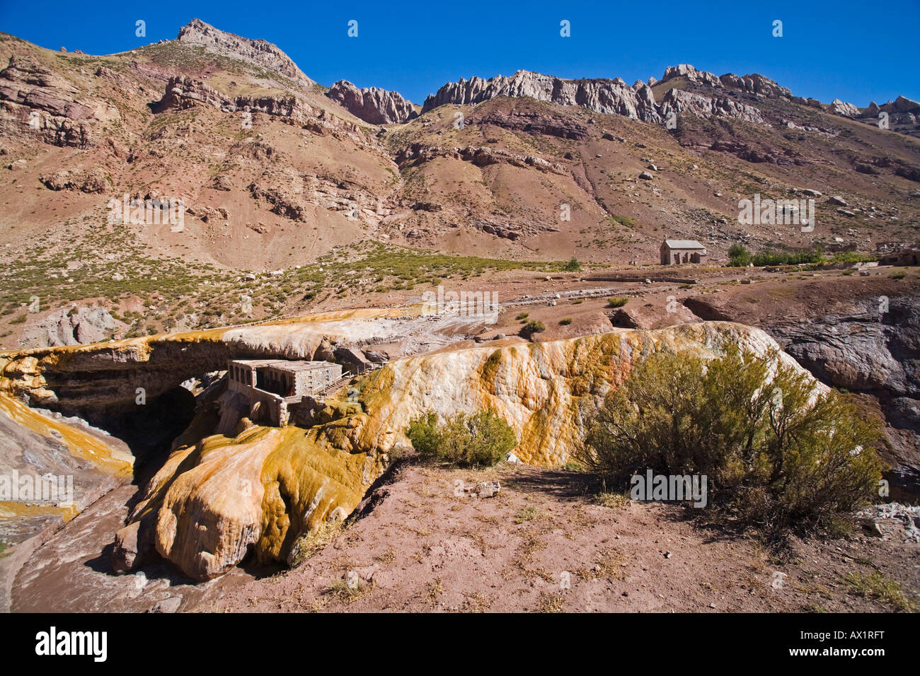 Wunder der Natur Punte Del Inca mit Fluss Rio de Las Cuevas, zentralen Anden, Argentinien, Südamerika Stockfoto