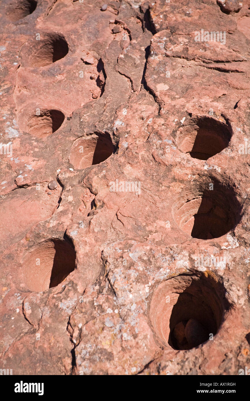 Stein-Panel mit Löchern von den ursprünglichen Bewohnern im Nationalpark Parque Nacional Talampaya, Argentinien, Südamerika Stockfoto