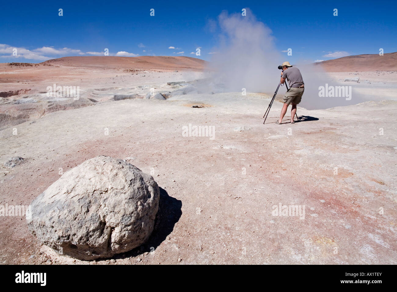 Fotografen fotografieren aus dem Geysirfeld Sol de Manana, Altiplano, Bolivien, Südamerika Stockfoto