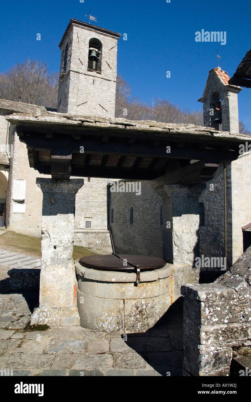Alte Stein gut der Eremitage und religiöse Heiligtum von La Verna, wo St Francis im 13. Jahrhundert die Stigmata empfangen Stockfoto