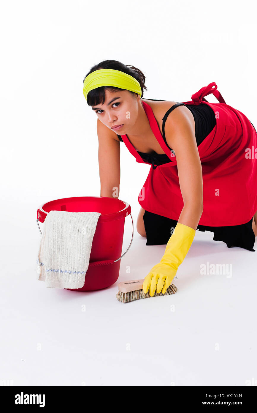 Putzfrau ist den Boden schrubben Stockfotografie Alamy