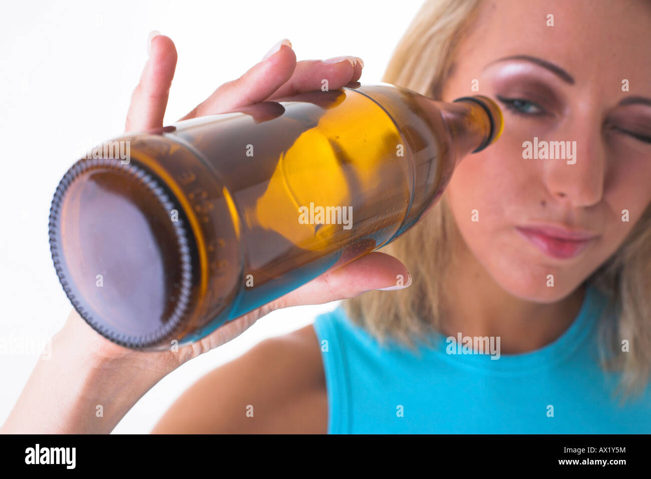 Frau mit leeren Flasche Stockfoto