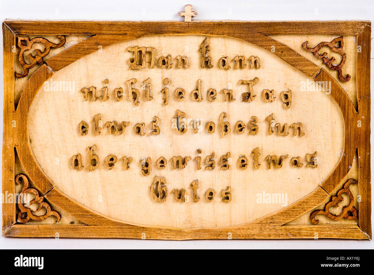 Laubsägearbeiten - Man Kann Nicht Jeden Tag Etwas Grosses Tun Aber Gewiss Etwas Gutes- Stockfoto