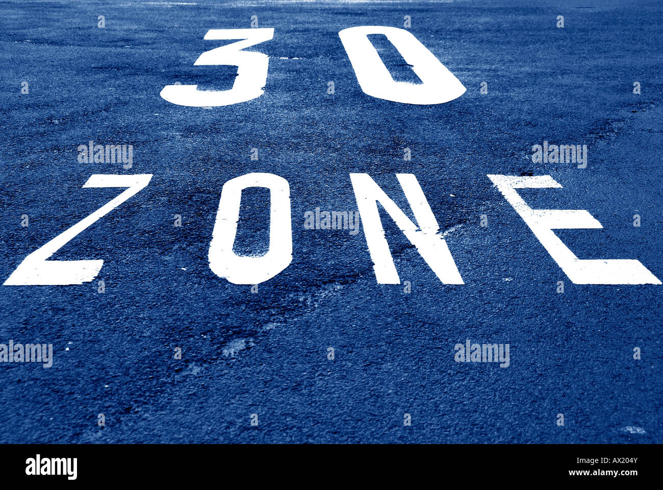 30 km/h-Zone auf eine Fahrbahn markiert Stockfoto