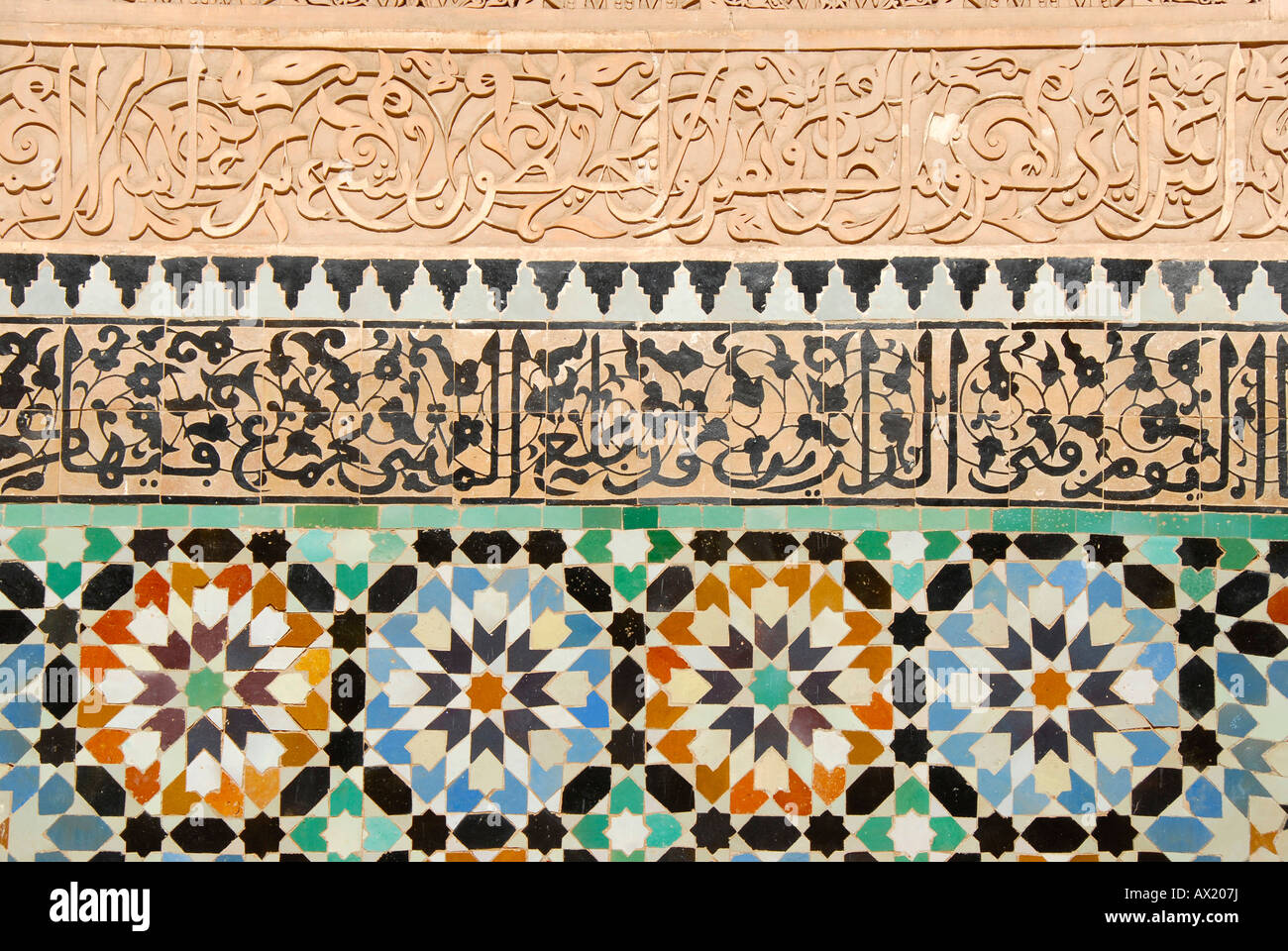 Kunstvolle Wand mit bunten Kacheln und Stuck Ali Ben Youssef Medersa Medina Marrakesch Marokko Stockfoto