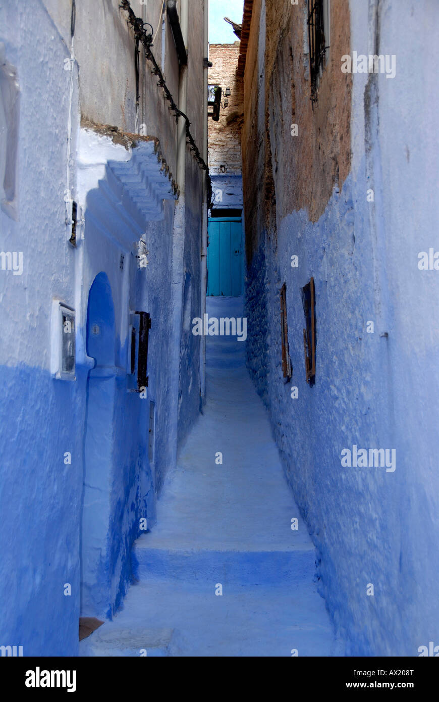 Leuchtend blau lackierten schmalen Gasse Medina Chefchaouen, Marokko Stockfoto