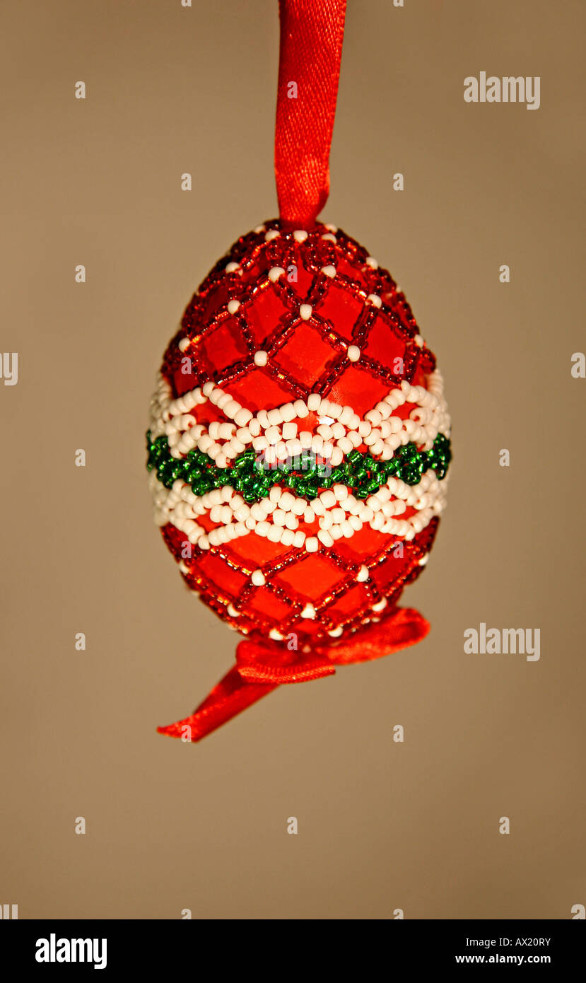Handgemachte Osterei verziert mit Perlen, Volkskunst, Siebenbürgen, ungarische Kunst Stockfoto
