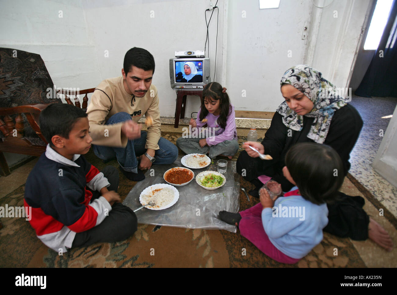 Irakische Flüchtlingskinder zu lesen, in ihrem Zimmer viele irakische Flüchtlinge in Amman Jordanien wegen der anhaltenden Gewalt in th niedergelassen haben Stockfoto