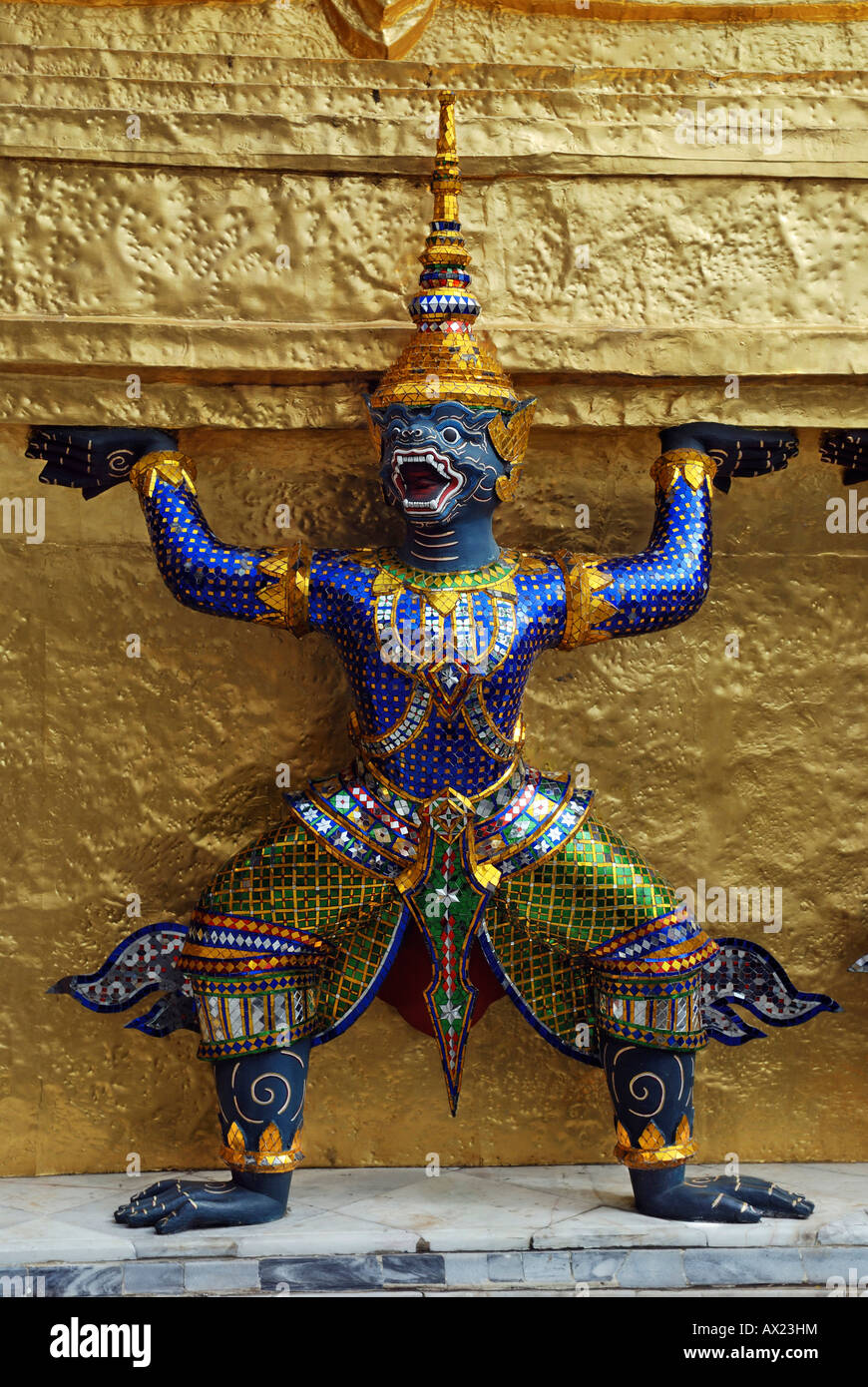 Statue des Dämons Yaksha, Aufrechterhaltung der goldene Chedi Tempel, Wat Phra Kaeo Tempel, Bangkok, Thailand Stockfoto