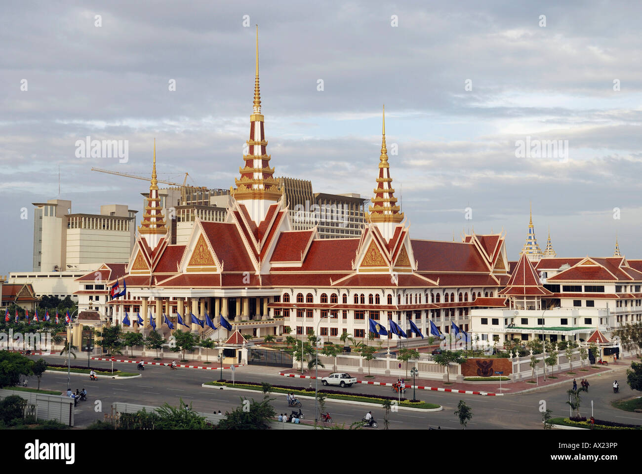 Nationalversammlung und Nagar Casino (Hintergrund), Phnom Penh, Kambodscha Stockfoto