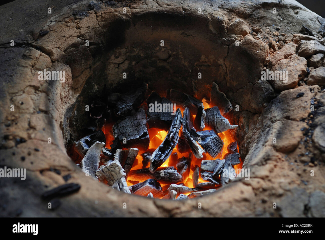 Einfache irdenen Ofen mit glühenden Holzkohle, Amazonien, Brasilien Stockfoto