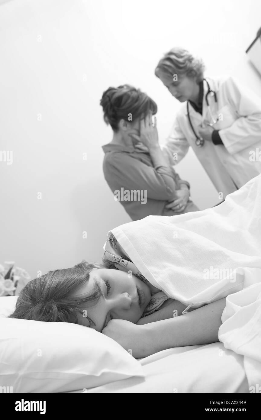 Arzt beruhigend Patienten s Mutter Stockfoto