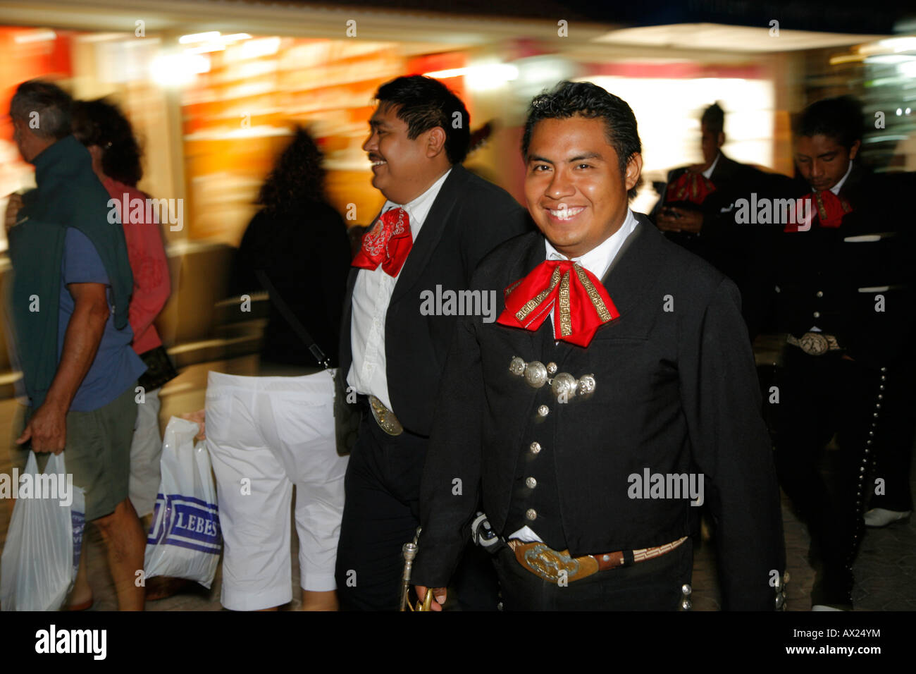 Mariachi-Band zu Fuß auf der Straße, Playa del Carmen, Mexiko Stockfoto