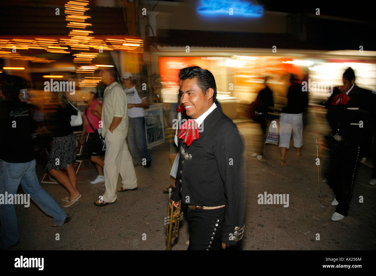 Mariachi-Band zu Fuß auf der Straße, Playa del Carmen, Mexiko Stockfoto