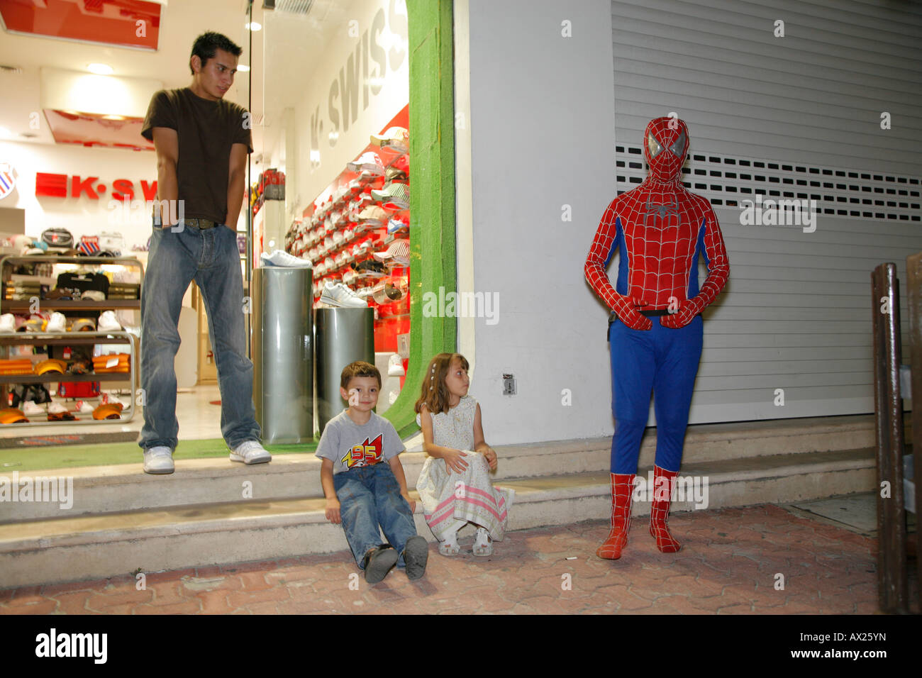 Straße Entertainer in Spiderman Anzug mit Kindern draußen, Playa del Carmen, Mexiko Stockfoto