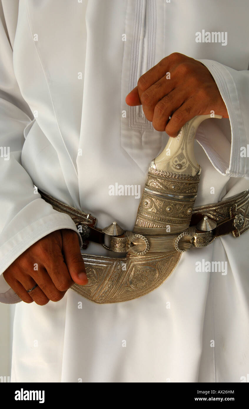 Kanjhar, traditionellen Dolch, getragen auf einer Nationaltracht Dishdash, Sultanat von Oman Stockfoto